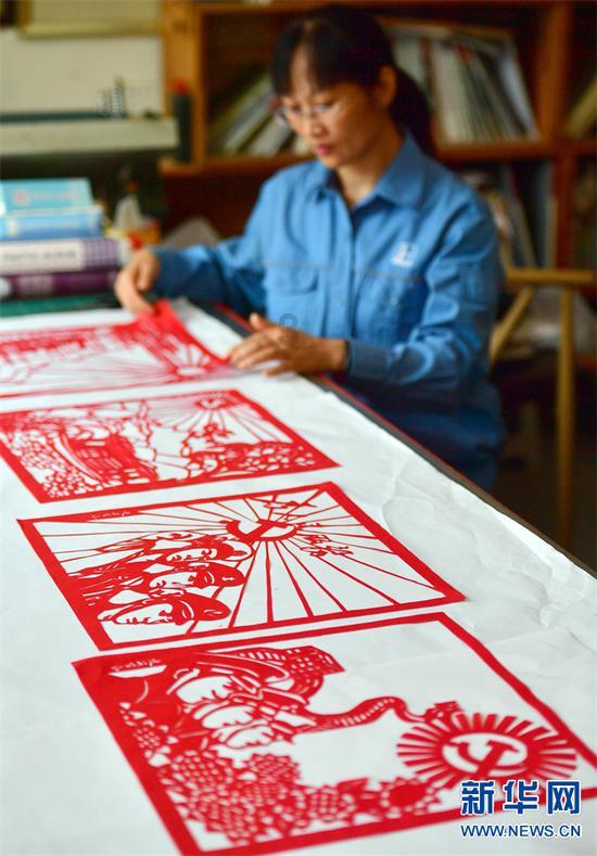 找了两份工作，一份是拼夕夕卖货主播，前三天试用期没有工资的，另一份是某宝电商售前售后客服，老板说？游戏画面